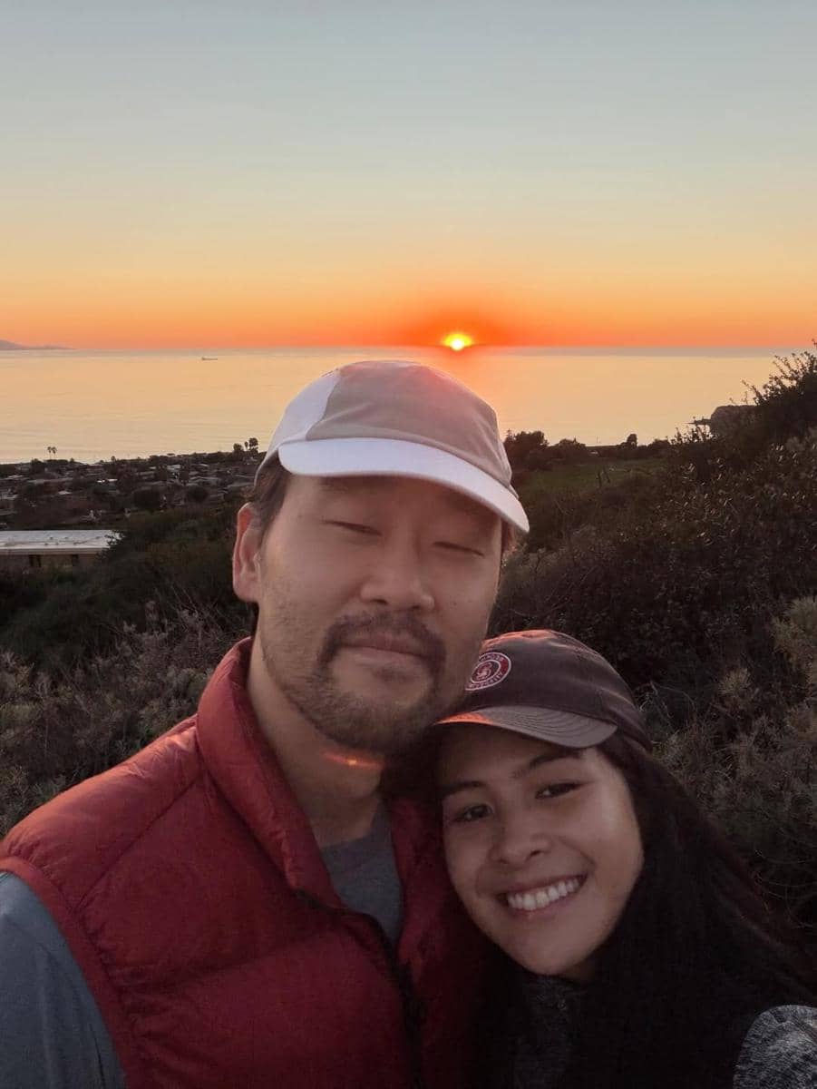 Maudy Ayunda hiking bareng suami.