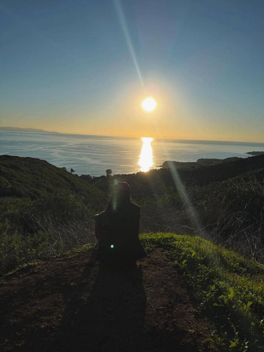 Maudy Ayunda hiking bareng suami.