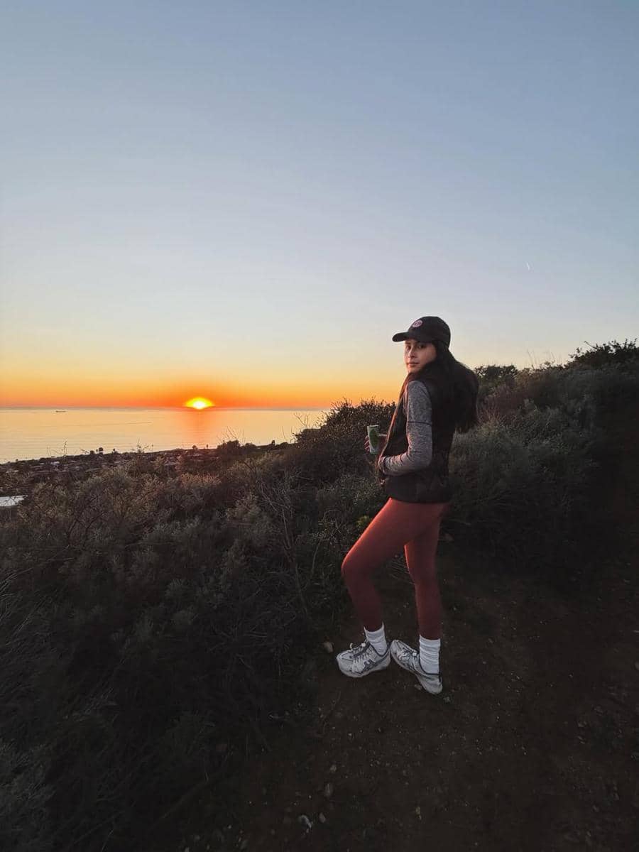 Maudy Ayunda hiking bareng suami.