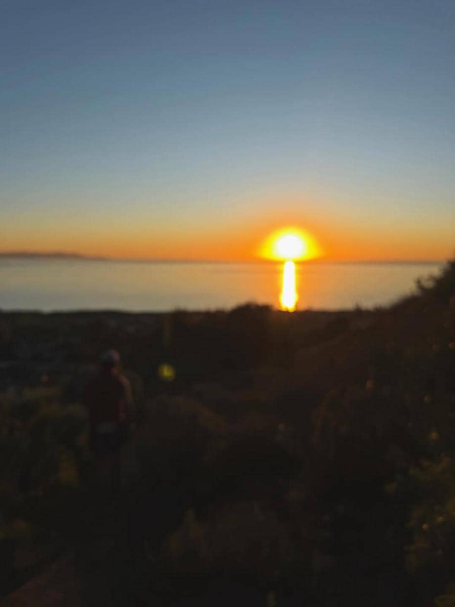 Maudy Ayunda hiking bareng suami.