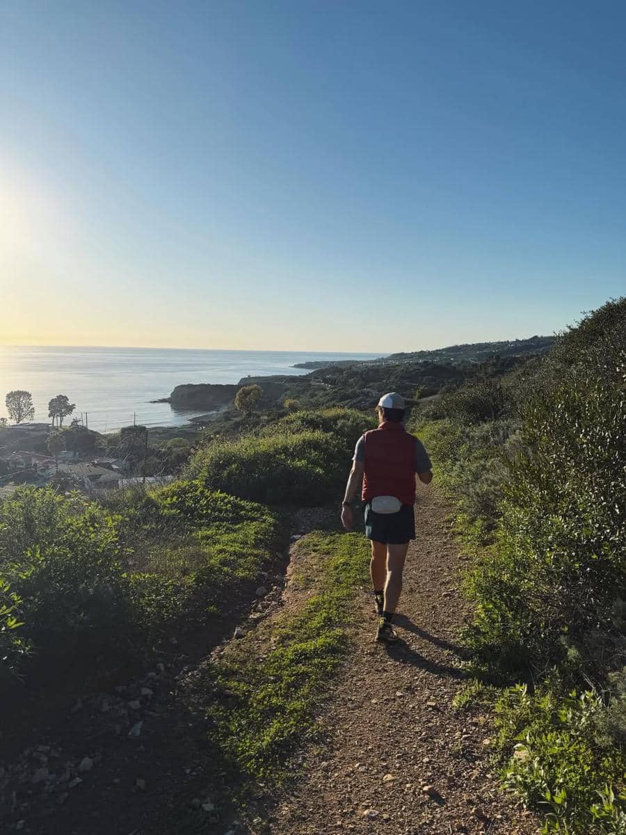 Maudy Ayunda hiking bareng suami.