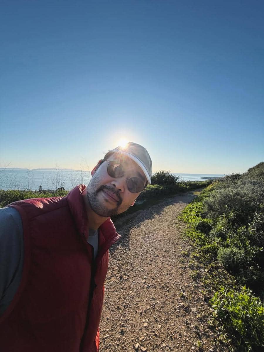 Maudy Ayunda hiking bareng suami.