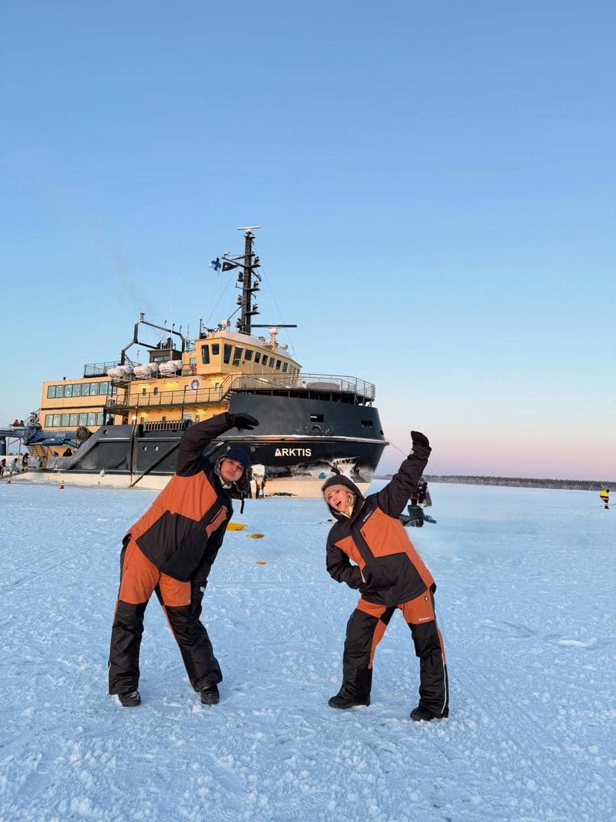 Lyodra melakukan Ice Floating