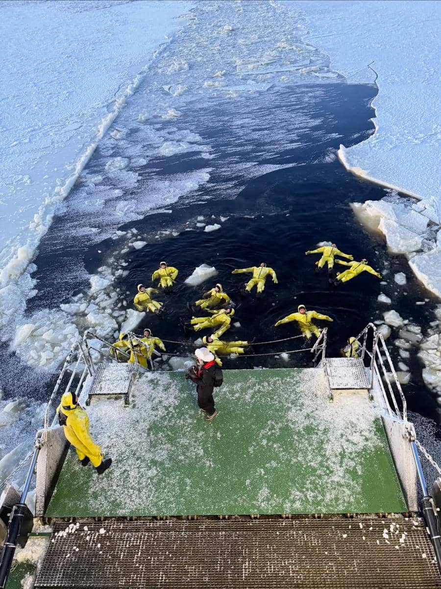 Lyodra melakukan Ice Floating