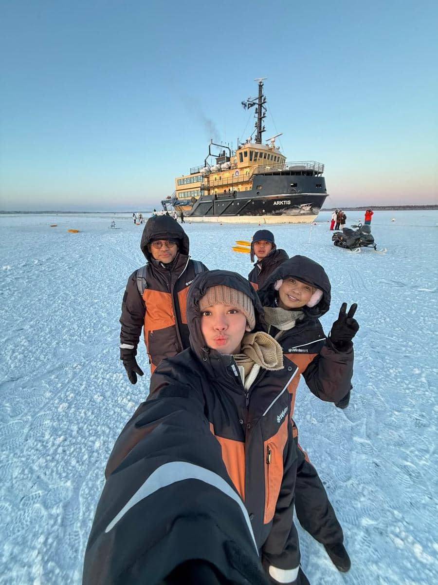 Lyodra melakukan Ice Floating