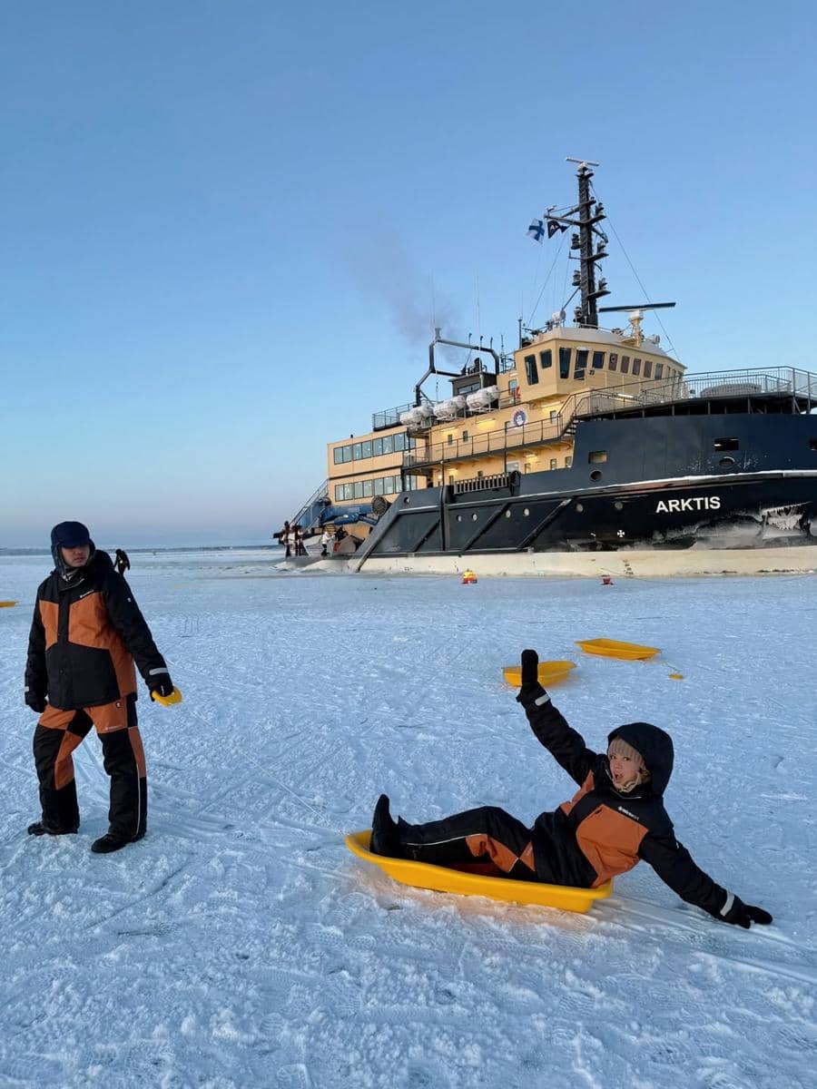 Lyodra melakukan Ice Floating