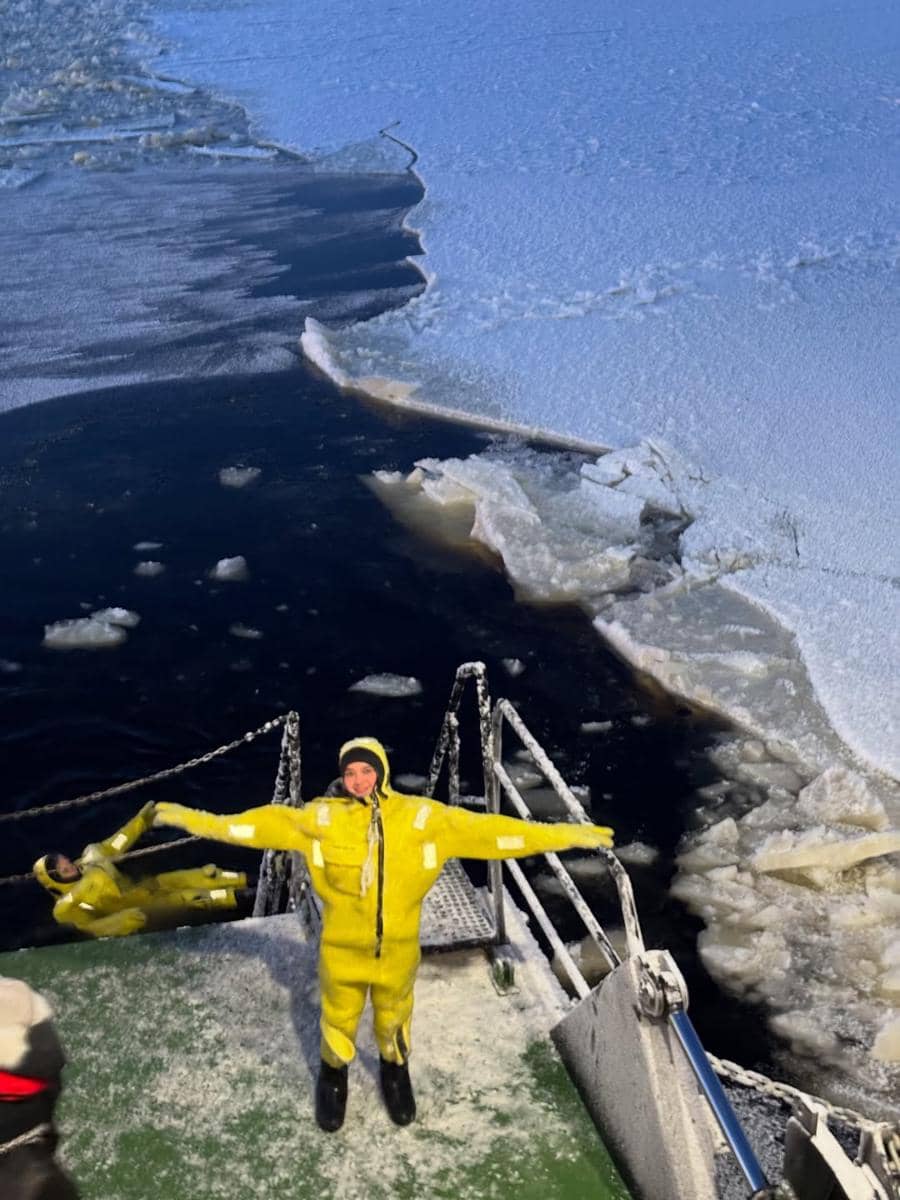 Lyodra melakukan Ice Floating