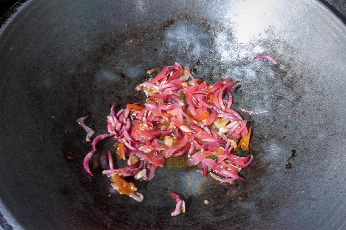 ilustrasi memasak sambal bunga kecombrang