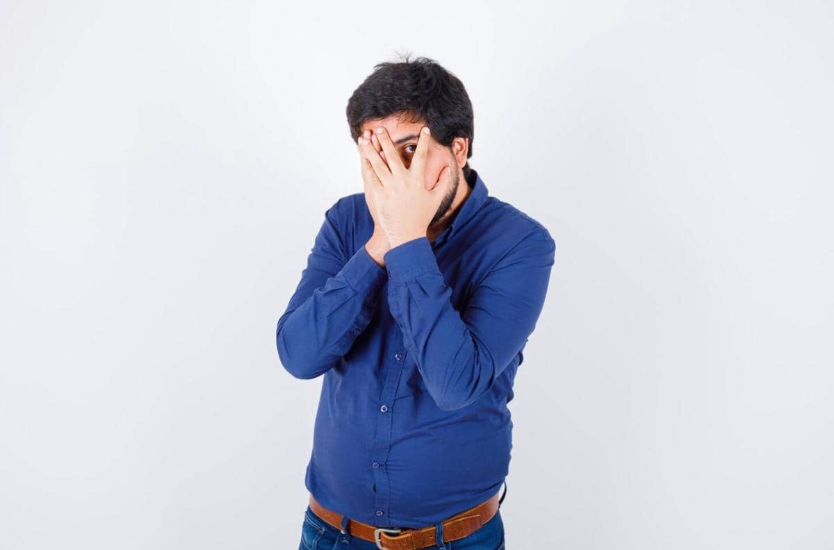 ilustrasi cowok insecure