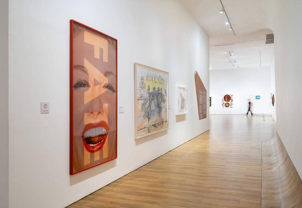 pameran Pointing to the Synchronous Windows