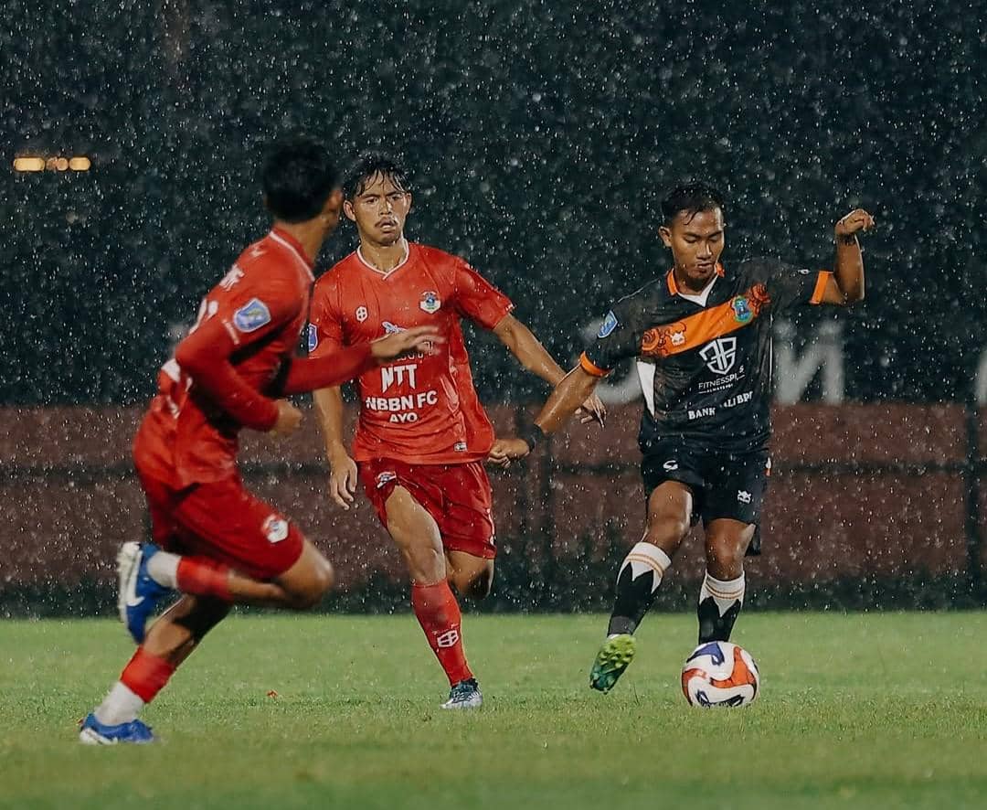 Pemain Perseden Denpasar (hitam) dihadang pemain Persebata Lembata (merah). 