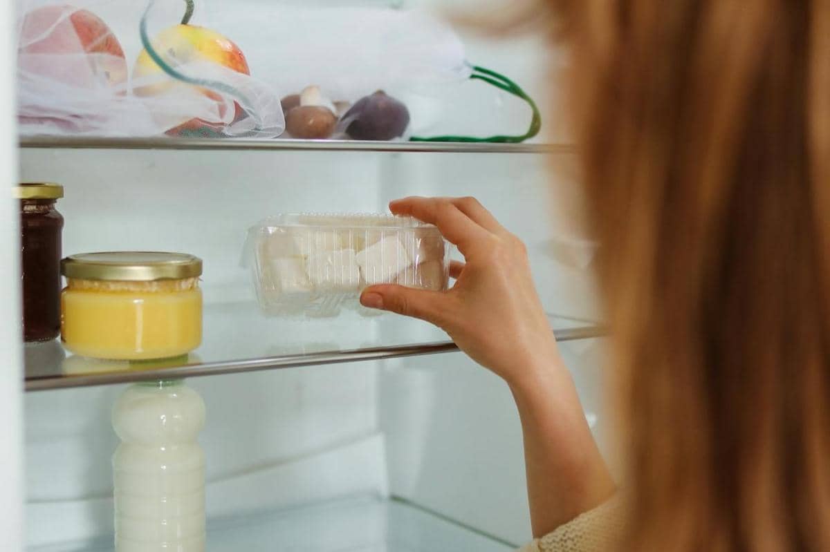 ilustrasi menyimpan adonan dalam lemari es