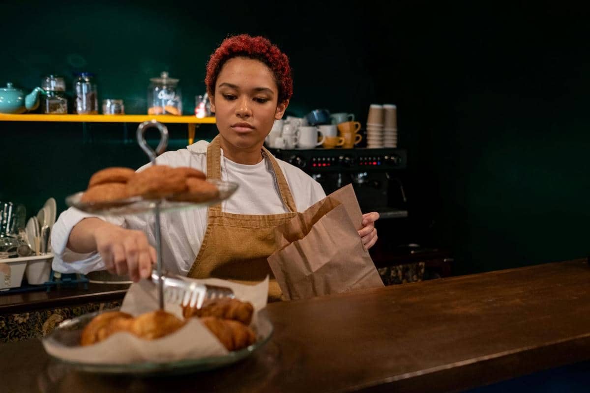 Ilustrasi orang sedang belanja makanan 