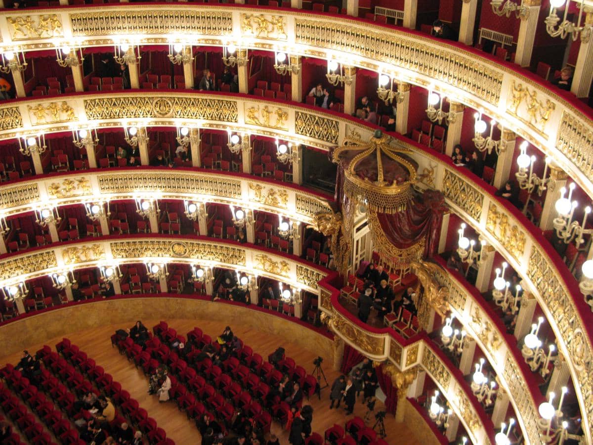 interior Teatro di San Carlo yang megah dengan ornamen emas khas teater kerajaan 