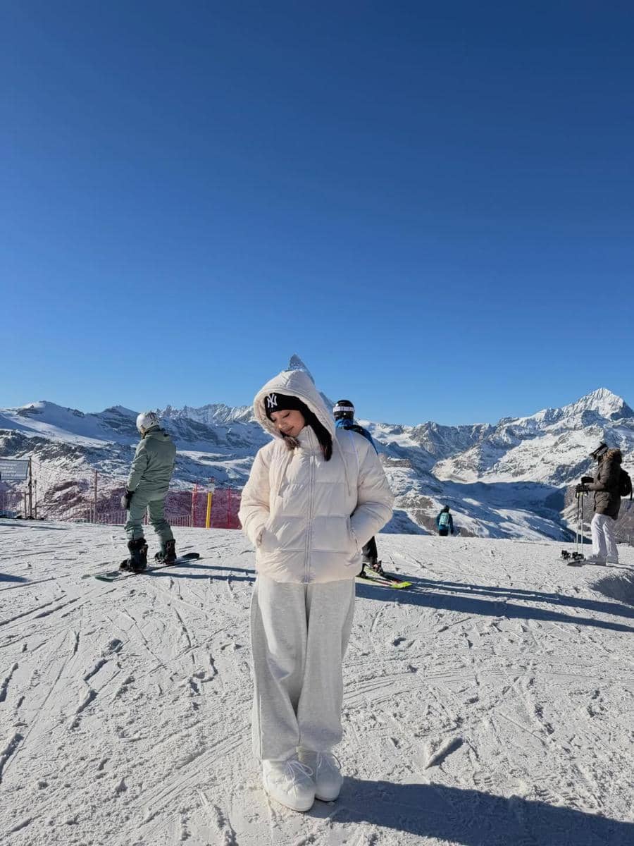 Naura Ayu menikmati salju di Gunung Matterhorn