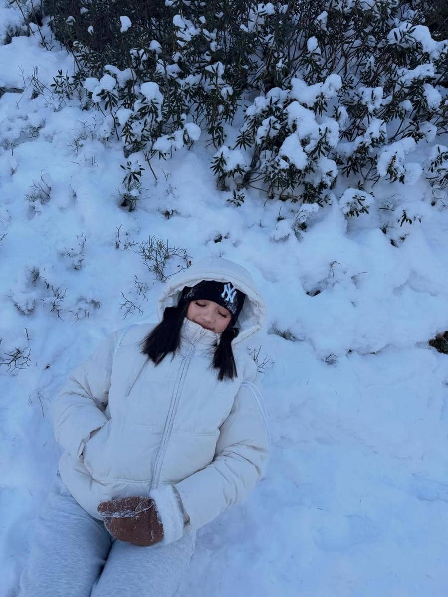 Naura Ayu menikmati salju di Gunung Matterhorn