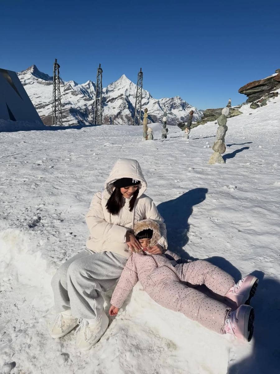 Naura Ayu menikmati salju di Gunung Matterhorn