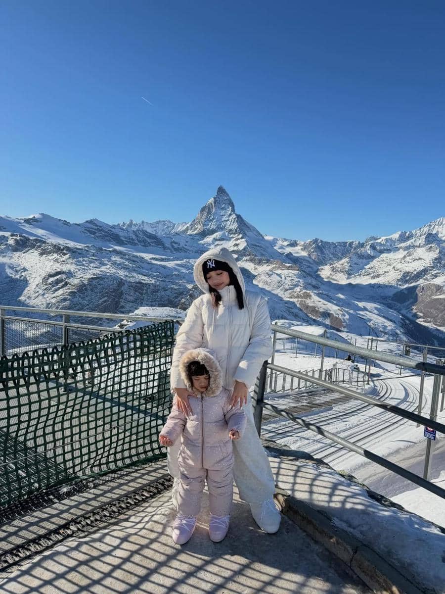 Naura Ayu menikmati salju di Gunung Matterhorn