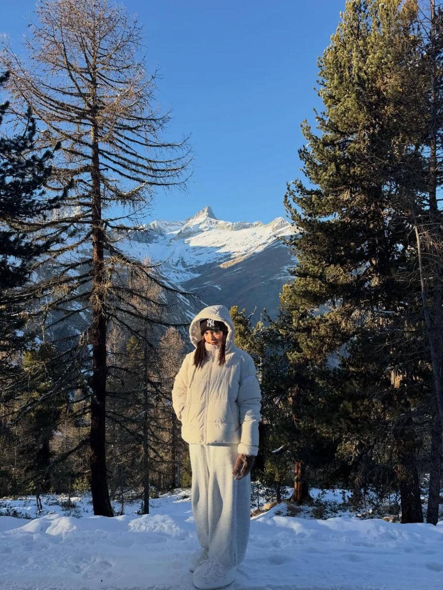 Naura Ayu menikmati salju di Gunung Matterhorn