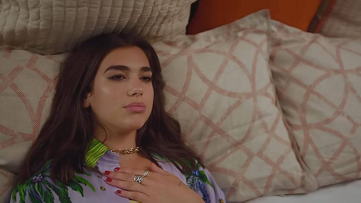 cuplikan MV "New Rules"