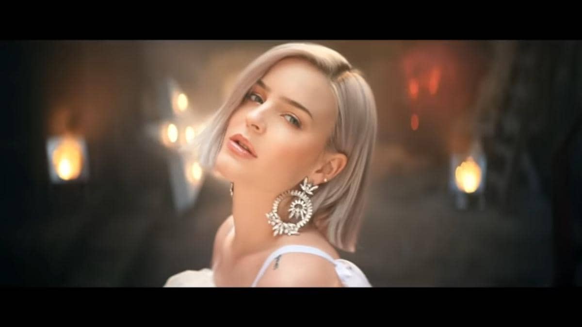 cuplikan MV "Rewrite The Stars"