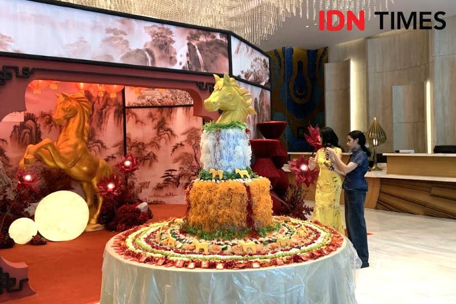 Potret yu sheng raksasa dalam acara kick-off Vasa Lunar Celebration: Fire Horse Gala, di lobi Vasa Hotel Surabaya, Jumat (9/1/2026)