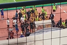 Keributan terjadi saat para pemain Persib Bandung dan Persija Jakarta hendak masuk ke terowongan usai babak pertama tuntas (IDN Times / Sandy Firdaus)