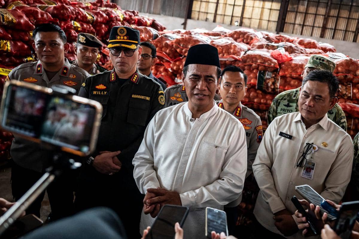 Menteri Pertanian Amran Sulaiman (tengah) didampingi Irjen Kementan Irham Waroihan (kanan), Kepala Balai Karantina Hewan, Ikan, dan Tumbuhan Jawa Tengah Willy Indra Yunan (ketiga kiri), Dirtipideksus Bareskrim Polri Brigjen Pol Ade Safri Simanjuntak (kiri) menyampaikan keterangan pers terkait pengungkapan dugaan penyelundupan bawang bombai di Kompleks Pergudangan Bandarharjo, Semarang, Jawa Tengah, Sabtu (10/1/2026). (ANTARA FOTO/Aprillio Akbar)