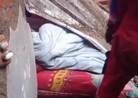 Kondisi korban saat tetimpa atap, Minggu (1/11/2026) sore. (Dok. Damkarmat Makassar).