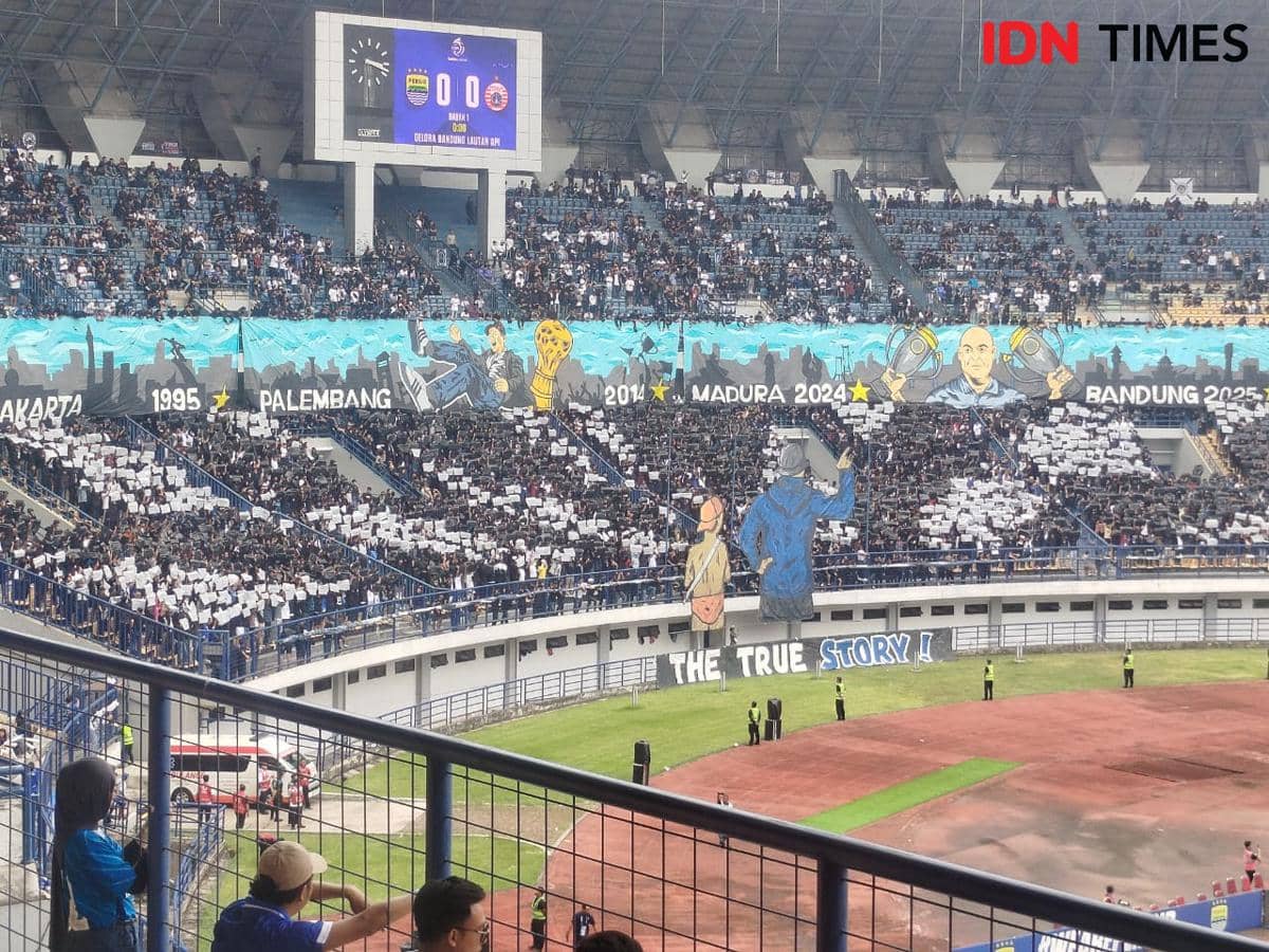 Koreografi suporter Persib Bandung saat duel melawan Persija Jakarta (IDN Times / Sandy Firdaus)