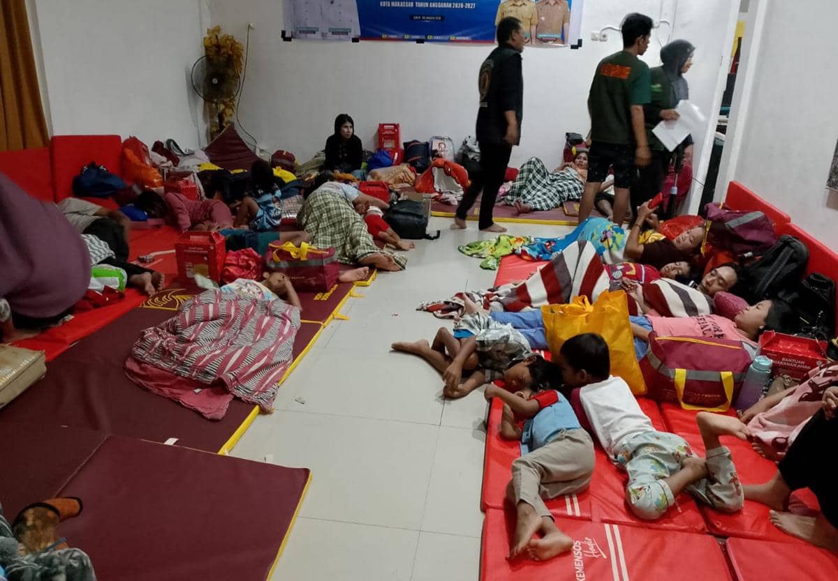 Warga mengungsi di Kantor Kelurahan Katimbang akibat banjir melanda Kecamatan Biringkanaya, Makassar, Sabtu (10/1/2026). (Dok. BPBD Makassar).