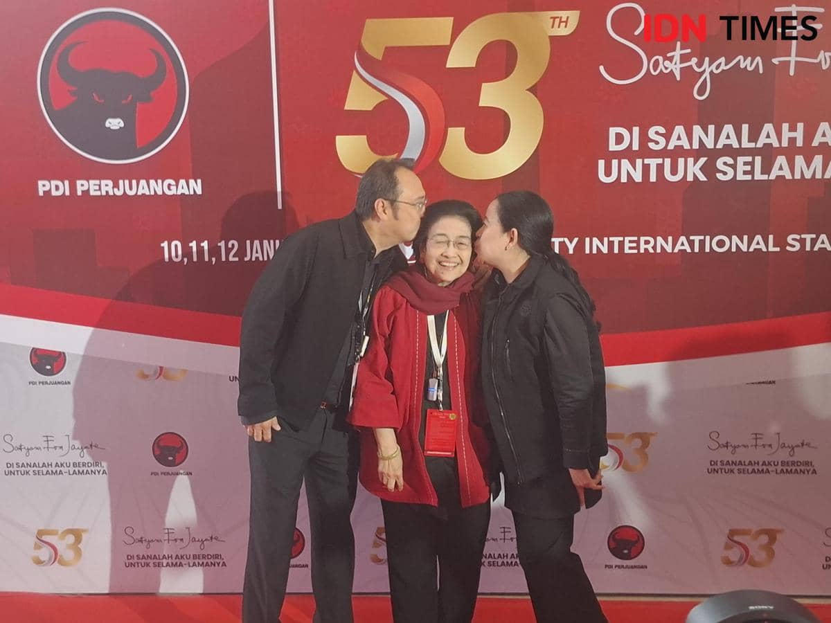 Momen hangat Puan dan Prananda mencium kening Megawati di Rakernas PDIP