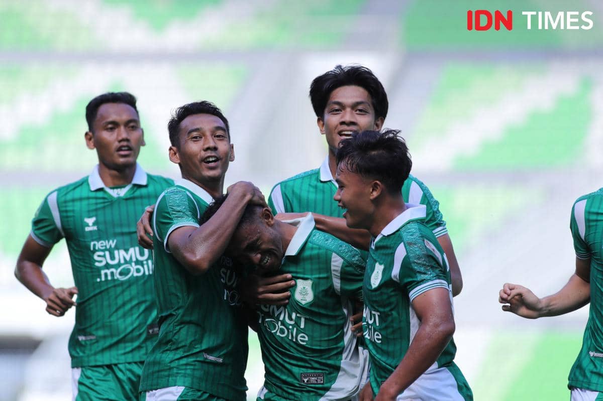 Selebrasi pemain PSMS usai menjebol gawang Adhyaksa FC di Stadion Utama Sumut, Minggu (11/1/2026) (IDN Times/Doni Hermawan)