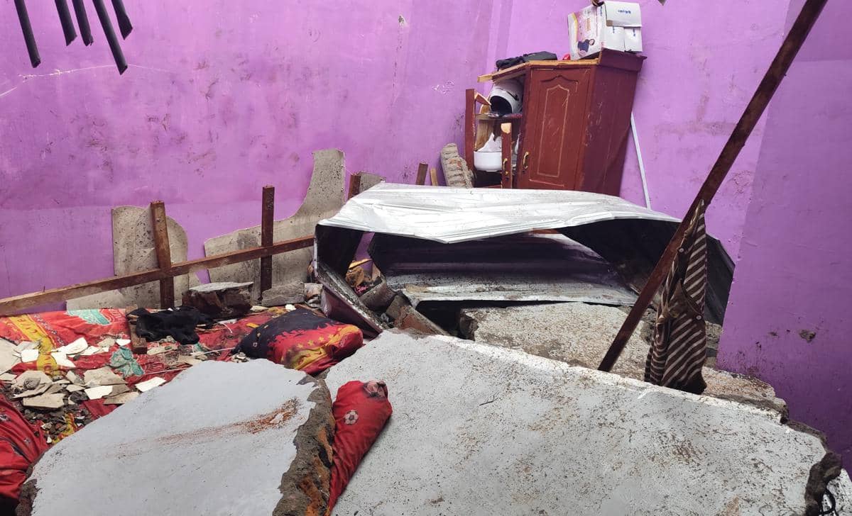 Kondisi kamar kost pasutri yang roboh akibat cuaca ekstrem, Minggu (1/11/2026) sore. (Dok. Damkarmat Makassar).