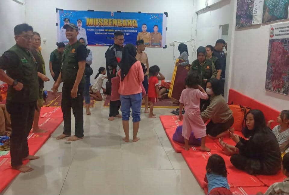 Warga mengungsi di Kantor Kelurahan Katimbang akibat banjir melanda Kecamatan Biringkanaya, Sabtu (11/1/2026) (Dok. BPBD Makassar).