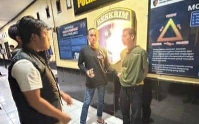 Polisi saat introgasi AW (20) pria yang bunuh ayah kandungnya sendiri karena tak dibelikan motor (Dok. Humas Polres Bulukumba).