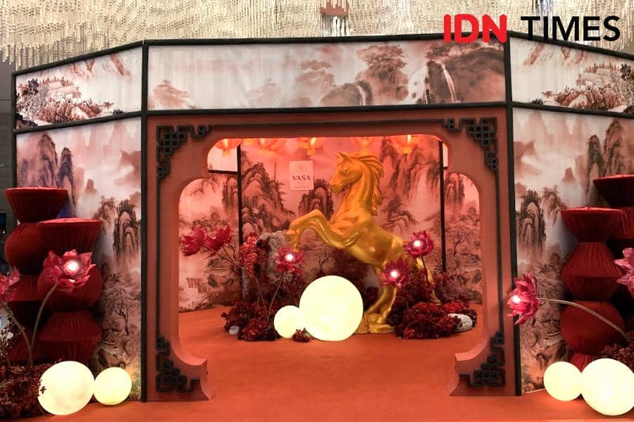 Potret intalasi kuda api di lobi Vasa Hotel Surabaya dalam rangka Vasa Lunar Celebration: The Fire Horse Gala