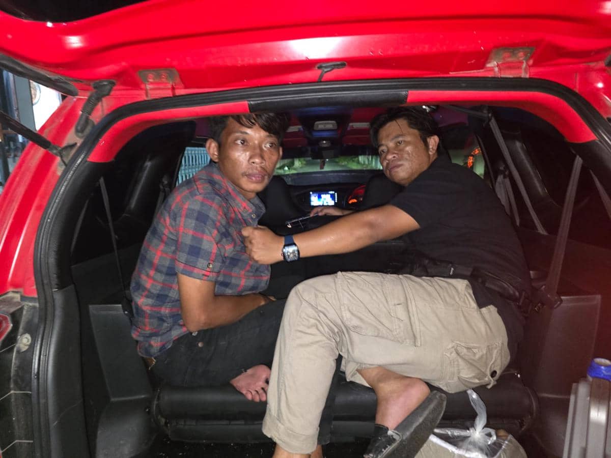 Pria berinisial MGJ di Luwu (kiri) ditangkap usai mencuri kotak amal masjid, Sabtu (10/1/2026). Dok. Polres Luwu