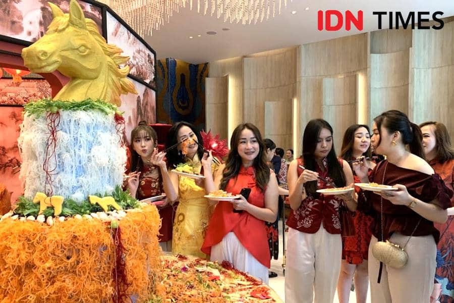 Potret para tamu menikmati yu sheng dalam acara kick-off Vasa Lunar Celebration: Fire Horse Gala, di lobi Vasa Hotel Surabaya, Jumat (9/1/2026)