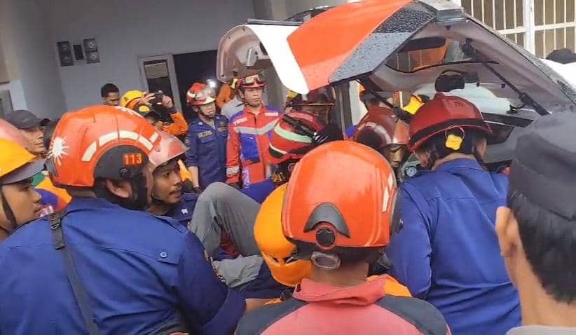 Muh Raihan Arsal saat dievakusi ke RS usai tertimpa atap dan dinding yang roboh akibat cuaca ekstrem, Minggu (1/11/2026) sore. (Dok. Damkarmat Makassar).