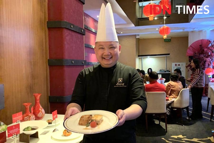 Chef Lim Kim Loong memamerkan menu yang akan disajikan dalam acara Lunar Celebration: Fire Horse Gala