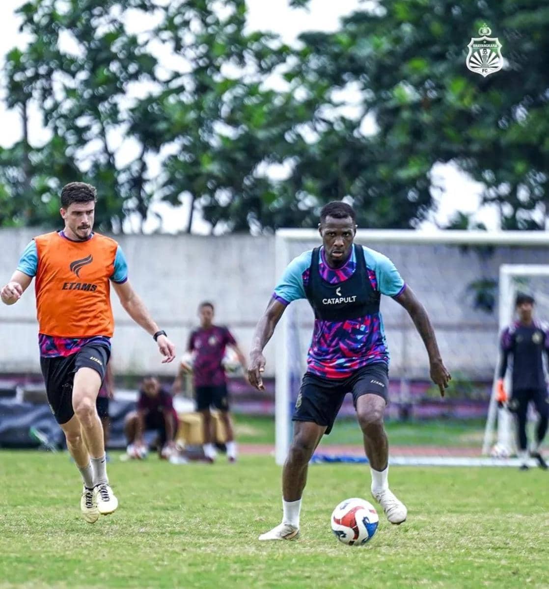 Henry Doumbia saat berlatih bersama Bhayangkara Presisi Lampung FC di Stadion Pahoman.