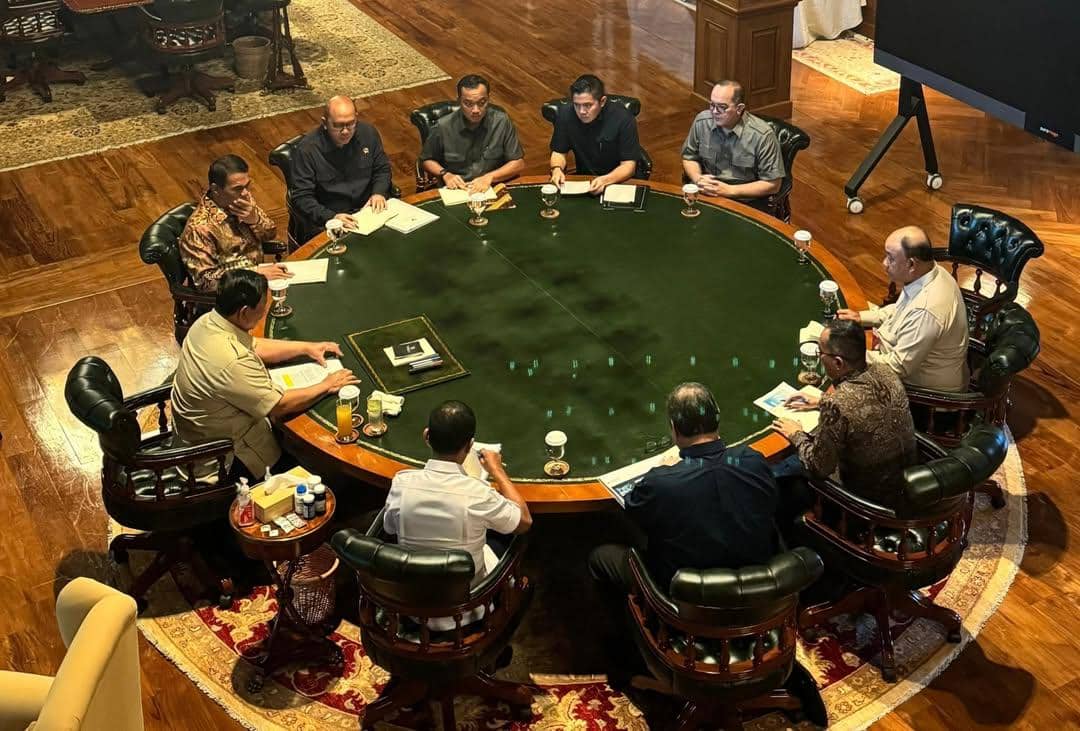 Presiden Prabowo Subianto menggelar rapat terbatas di kediaman pribadinya di Hambalang, Bogor, Jawa Barat, pada Minggu (11/1/2026). (Instagram/Seskab).
