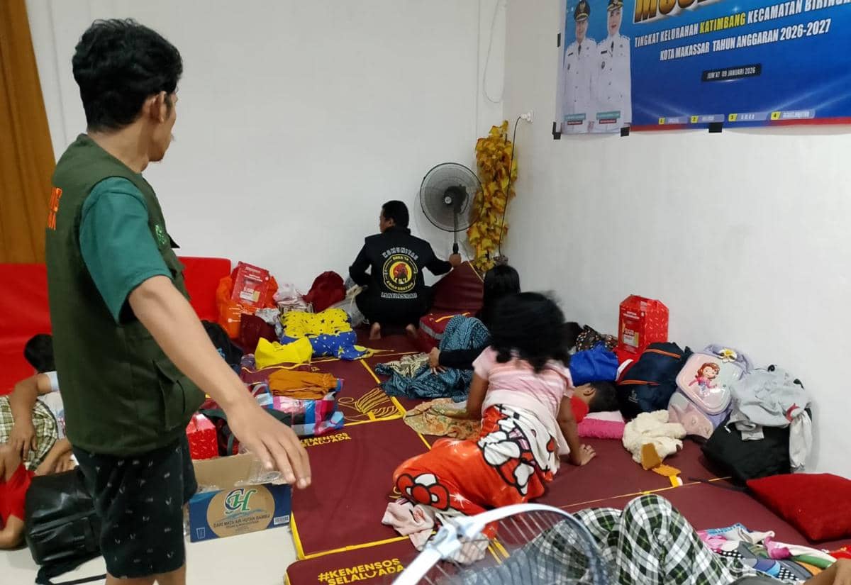 Warga mengungsi di Kantor Kelurahan Katimbang akibat banjir melanda Kecamatan Biringkanaya, Sabtu (11/1/2026) (Dok. BPBD Makassar).