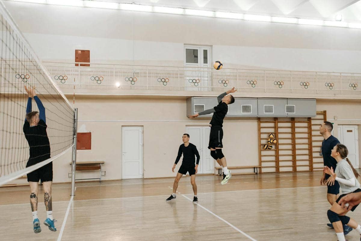 ilustrasi bermain voli 