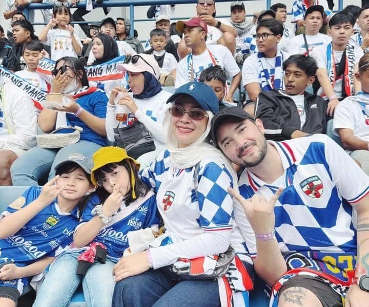Aryani Fitriana dan Keluarga Nonton Persib vs Persija di GBLA