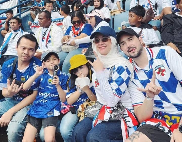 Aryani Fitriana dan Keluarga Nonton Persib vs Persija di GBLA