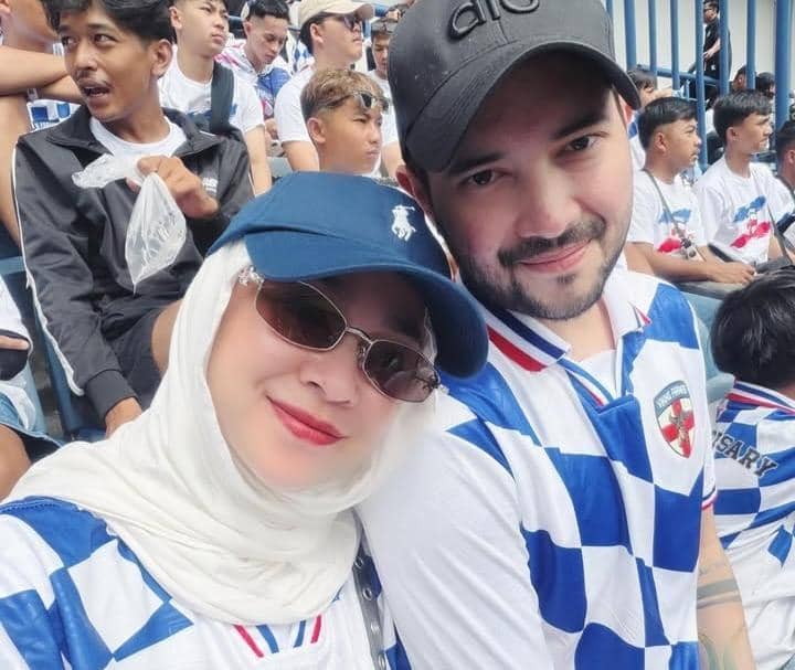 Aryani Fitriana dan Keluarga Nonton Persib vs Persija di GBLA
