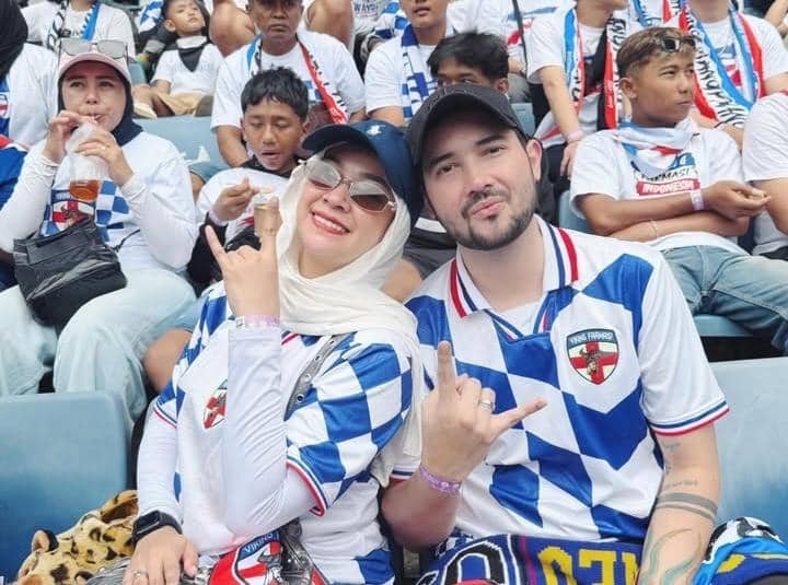 Aryani Fitriana dan Keluarga Nonton Persib vs Persija di GBLA
