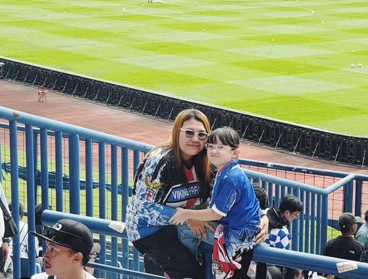 Aryani Fitriana dan Keluarga Nonton Persib vs Persija di GBLA